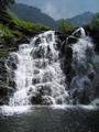 Ein idyllischer Wasserfall mit kleinem 