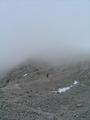 Ingrid kommt aus dem Nebel von der Scheichenspitze herunter