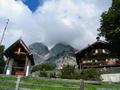 Im Aufstieg beim Alpengasthof Mahdegg - im Hintergrund stecken die Tennengebirgsgipfel in Wolken. Ich hoffe aber, dass sich die Wolken - wie bereits an den 2 vorangegangenen Tagen am spteren Nachmittag wieder auflsen.