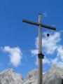 Eine Bergdohle sucht sich ein Rastpltzchen - am hohen Gipfelkreuz