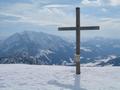 Rokogel-Gipfelkreuz - im Hintergrund der Grimming (links) und der Kammspitz (rechts)
