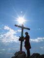 Ingrid beim Gipfelkreuz am Vormauerstein