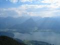 Blick hinunter zum Wolfgangsee. Vorne in Bildmitte - der spitze 