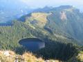 Blick vom T�rlspitz zum M�nichsee - im Hintergrund liegt der Schwarzensee. Am rechten oberen Bildrand ist die Vormaueralm und der Vormauerstein erkennbar.