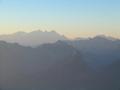 Kurz nach Sonnenaufgang - Klare Sicht bis zum mächtigen Dachstein (links) - rechts die markanten Zacken des Gosaukamms mit der Bischofsmütze