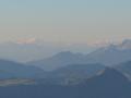 Zoom-Blick in die weit entfernten Hohen Tauern (Hochalmspitze und Ankogel)