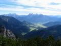 Am Vormittag noch im Nebel - jetzt ist Admont (hinten vor den Bergen) nebelfrei - mein Auto steht auf der ersten Grnflche vom untern Bildrand (auf der Wiesenflche ganz oben)