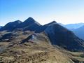 Bei etwas wrmeren, windstilleren Verhltnissen htten wir auch noch den Plattenspitz (rechts mit Sender als Gipfelkreuz) und den Gamskarlspitz (links) erstiegen