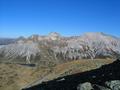 Am Rokogel: Blick hinunter zum Oberhttensee - darber erheben sich die Steirische (links) und die Lungauer Kalkspitze (der langgezogenen Rcken rechts)