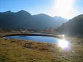Abenteuerlicher steiler und spter sumpfiger Abstieg zum Hundsfeldsee (der 2. See unten). Die Sonne steht bereits sehr tief.