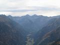 Blick ins Kleinslker Obertal - rechts im Hintergrund liegt der Schwarzensee - die hchste, leicht schneebedeckte Erhebung im Hintergrund ist der Hochgolling