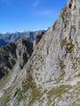 Auf der Westseite geht es von der Steinfeldspitze auf ausgesetztem, schottrigem Weg hinunter. Einige Gedenktafeln weisen auf die Gef�hrlichkeit des Weges hin. Links der Bildmitte einige Wanderer, die mir am Weg entgegenkommen