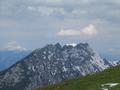 Blick zum Kamm - dahinter blinzelt der schneebedeckte Grimming herber