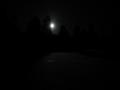 Eine Schispur glnzt im Mondlicht