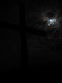 Das Gipfelkreuz kaum erkennbar im zunehmend verdeckten Mondlicht