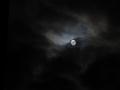 Das letzte Mal zeigt sich der Mond, bevor er vollends von Wolken verdeckt wird