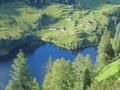 Tiefblick zum Hohensee mit der gleichnamigen Alm