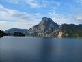 Bei der Nachhausefahrt: Blick zurck zum Traunstein, dessen Wnde mehr als 1.200 Meter ber den See hinausragen. Links die Halbinsel von Traunkirchen