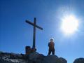 ber etwas steinigeres, aber unschwieriges Gelnde erreicht man schlielich das Gipfelkreuz, das heute von teils heftigen und eisigen Winden umweht wurde, gegen die die Sonne chancenlos war.