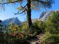 Am Weg ca. 100 Hhenmeter oberhalb des Steirersees. Ausblick zu Traweng (links) und Sturzhahn (links). Jetzt am Nachmittag heizt die Sonne noch einmal richtig schn ein.
