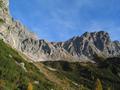 Nrdlich der Htte liegt der Steiglpa (in Bildmitte), den man beim bergang zum Gosausee zu berqueren hat. Rechts davon erhebt sich der Steiglkogel (Tour vom 18.08.2006).