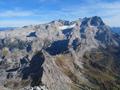 Die Ausblicke vom Gipfel sind phnomenal: So wie hier nach Osten zum Dachsteingebirge mit dem deutlich erkennbaren Gosaugletscher.