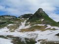 Vom Ausgangspunkt bei der Loseralm geht es in wenigen Minuten hinauf zum Augstsee, ber dem der markante Atterkogel aufragt.