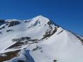 Die Abfahrt vom Kreuzkogel erfolgt ber die steile Ostflanke im Graben, der sich etwas links vom Gipfelkreuz hinunterzieht.