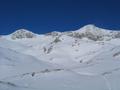 Blick zu Kl. und Hohen Gjaidstein (rechts), ber den gerade der Wind eine Schneefahne vor sich hertreibt.