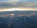 Die Sonne blinzelt ber die westlichen Wlzer Tauern um Kammkarlspitz (links) und Schafdach (rechts) zwischen den Wolken hervor ...