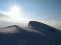Die Schafspitze im Morgenlicht (das Gipfelbuch drfte irgendwo unter dieser meterhohen Wchte liegen)