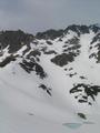 Beim Mittleren Kaltenbachsee. Blick zurck ber die Rinne (in Bildmitte) ber die es etwas steiler - dank des Firns aber unschwierig - heruntergeht