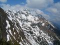 Blick hinber zum Deneck. Im Bild hat man beinahe den gesamten Tourenverlauf des heutigen Morgens im berblick. Start bei der Kaltenbachalm rechts unten auerhalb des Bildbereiches - ber die Steilstufe hinauf zum Unteren Kaltenbachsee (etwas unterhalb der Bildmitte). ber die Bildmitte gerade nach oben zum Mittleren Kaltenbachsee. Weiter nach links ber die Steilstufe und ber die Schafspitze (links) zum Deneck, dem hchsten Punkt im Hintergrund.
