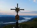 Vom Plateau gelangt man in wenigen Minuten hinauf zum Gipfelkreuz am Edelweikogel.