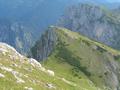 Beim Abstieg vom Hochkarfelderkopf kommt wieder der 1. Gipfel des heutigen Tages - der Edelweikogel - ins Blickfeld. In der Scharte unten zweigt der 