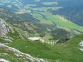 Tiefblick ber die ca. 1.000 Hhenmeter hinunter zum Ausgangspunkt nahe dem Bauernhof im rechten, oberen Wiesenbereich