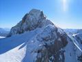 Trotz der Hhe von knapp 2.700 Meter und des noch frhen Vormittags drfen wir uns schon ber frhlingshafte Temperaturen freuen - Blick zum Koppenkarstein.