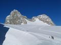 Nachdem die Dirndln nordseitig umschritten werden, gelangt der Hohe Dachstein (links) ins Blickfeld. Im Vergleich zu einem Wochenendtag ist es heute geradezu paradiesisch einsam, wenngleich wir aber auch nicht gnzlich alleine unterwegs sind.