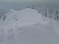 Blick �ber den Gipfelkamm. Interessanterweise ragen die Gipfelw�chten in 3 verschiedene Richtungen. Auf der linken Seite erkennt man deutlich die Anrissstelle eines Schneebrettes.