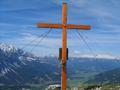 Aufstieg ber den Sdanstieg zum Gipfelkreuz am Gwhnlistein (auch Gwendlingstein oder Gwendlstein genannt). Blick ber das Steirische Salzkammergut. Ganz links der Grimming, danach folgt rechts der von hier so winzig wirkende Kammspitz (links des Gipfelkreuzes).