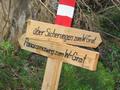 An dieser Stelle kann man nun auswhlen, ob man den im Oktober 2005 neu errichteten Panoramweg whlt, oder entlang des ausgesetzten Steiges mit Hilfe einiger Sicherungen die steilen und erdigen Wiesenhnge erklimmt.
