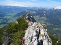 Blick vom Westgipfel ber den obersten Verlauf des Panoramaweges bis hinber zum Gipfel des Gwhnlistein ...