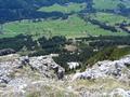 Tiefblick vom Gipfel nach Sden zu unserem Ausgangspunkt bei dem dunklen Wldchen im oberen Bildbereich