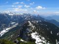Blick nach Osten ber den schneebedeckten Rcken, ber den wir am Normalweg Richtung Hochtor gehen werden. Rechts im Hintergrund der markante Spitz des Hochtausing ...