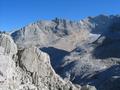 In die andere Richtung berblickt man das hochalpine Gelnde des westlichen Dachsteingebirges mit der unterhalb des Gr. Gosaugletschers liegenden Adamekhtte (oberhalb und weit hinter dem Felsen links im Vordergrund).