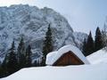 Die ersten Htten der Langpoltenalm sind erreicht. Im Hintergrund der Hochtausing.