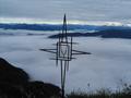 ... bis zur Mittagsscharte, die von einem Kreuz geziert wird. Der Nebel unter uns noch immer dicht und alles zudeckend - ber uns noch immer Wolken - wo bleibt die versprochene Sonne ?