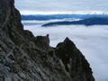 Am Weg zur nahen Passauer Htte - Blick zurck zur Mittagsscharte, in der sich bereits der nchste Wanderer zeigt (links der markanten Spitze). Links ber die Felswand erkennt man den 