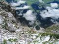 ... zudem wird es ab dem Mittelteil auch noch ziemlich ausgesetzt. Die Kletterschwierigkeit bewegt sich bei Trockenheit zwar nur im Schwierigkeitsgrad I - aber durch den Schnee ergeben sich doch einige nervenkitzelnde Situationen ...