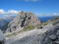 ... einigen Dolinen ausweichend, erreicht man die Passauer Htte zwischen Hochzint und Mitterhorn (der markante Felsklotz links der Htte).